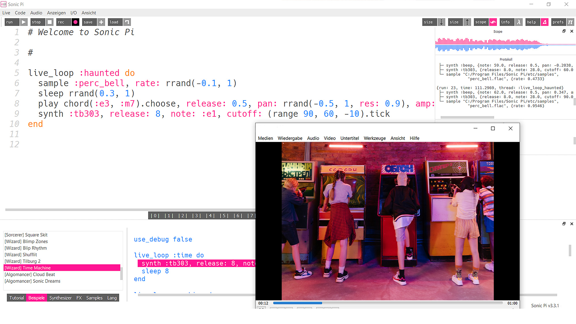 Das Interface des Programms zeigt unterschiedliche Regler zur Soundbearbeitung. In einem weiteren Programmfenster ist das Standbild eines Werbeclips sichtbar. Fünf Jugendliche stehen mit dem Rücken zur Kamera vor alten Spielautomaten aus den 80er Jahren.