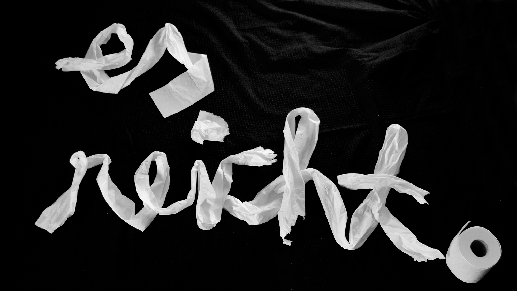 Op een zwarte achtergrond zijn met een rol toiletpapier en in de stijl van een cursief handschrift de woorden 'genoeg is genoeg!' geschreven.