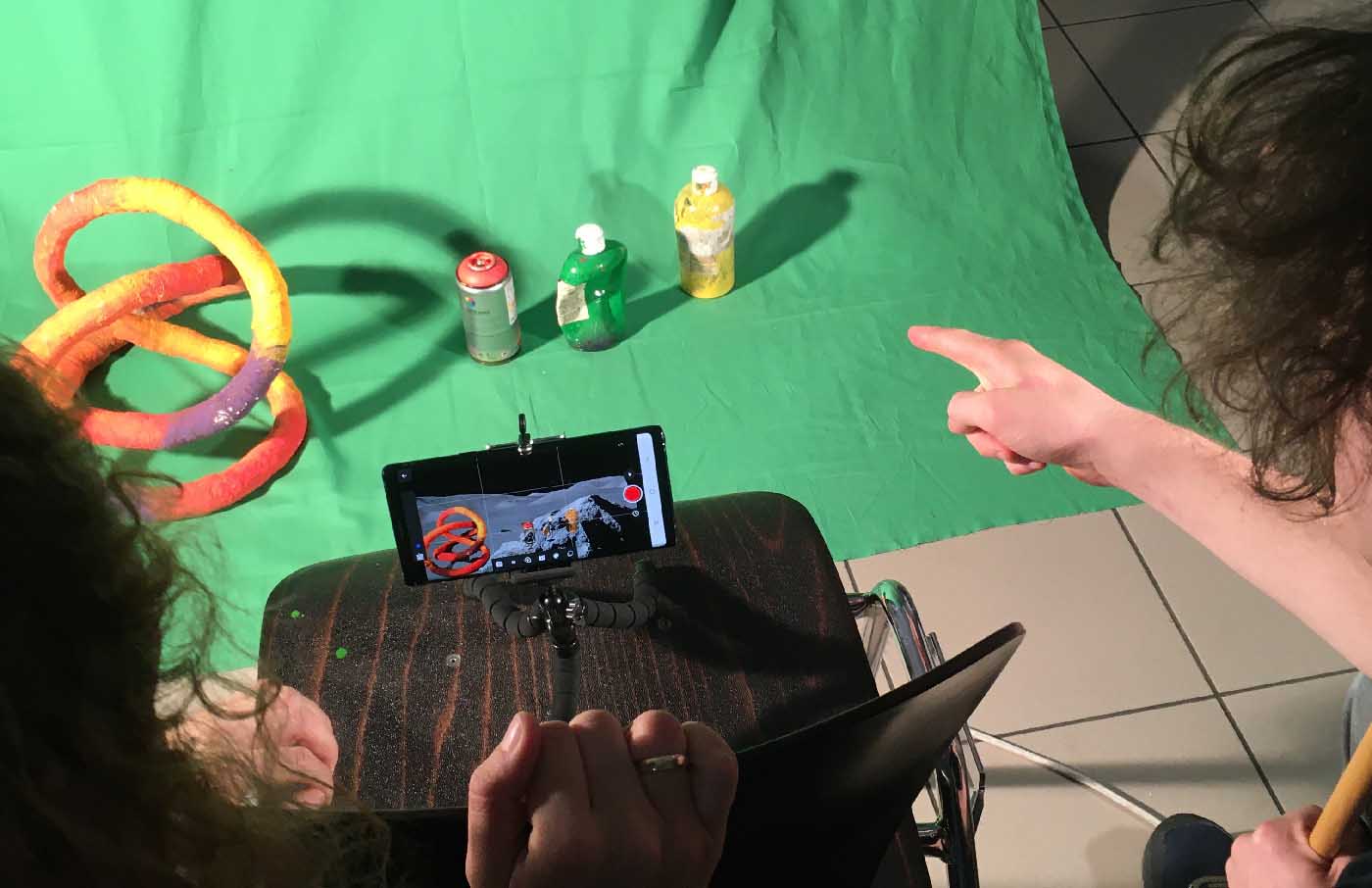 Foto von dem Workshop, bei dem einfache Glastiegel für Kamera-Testaufnahmen verwendet werden