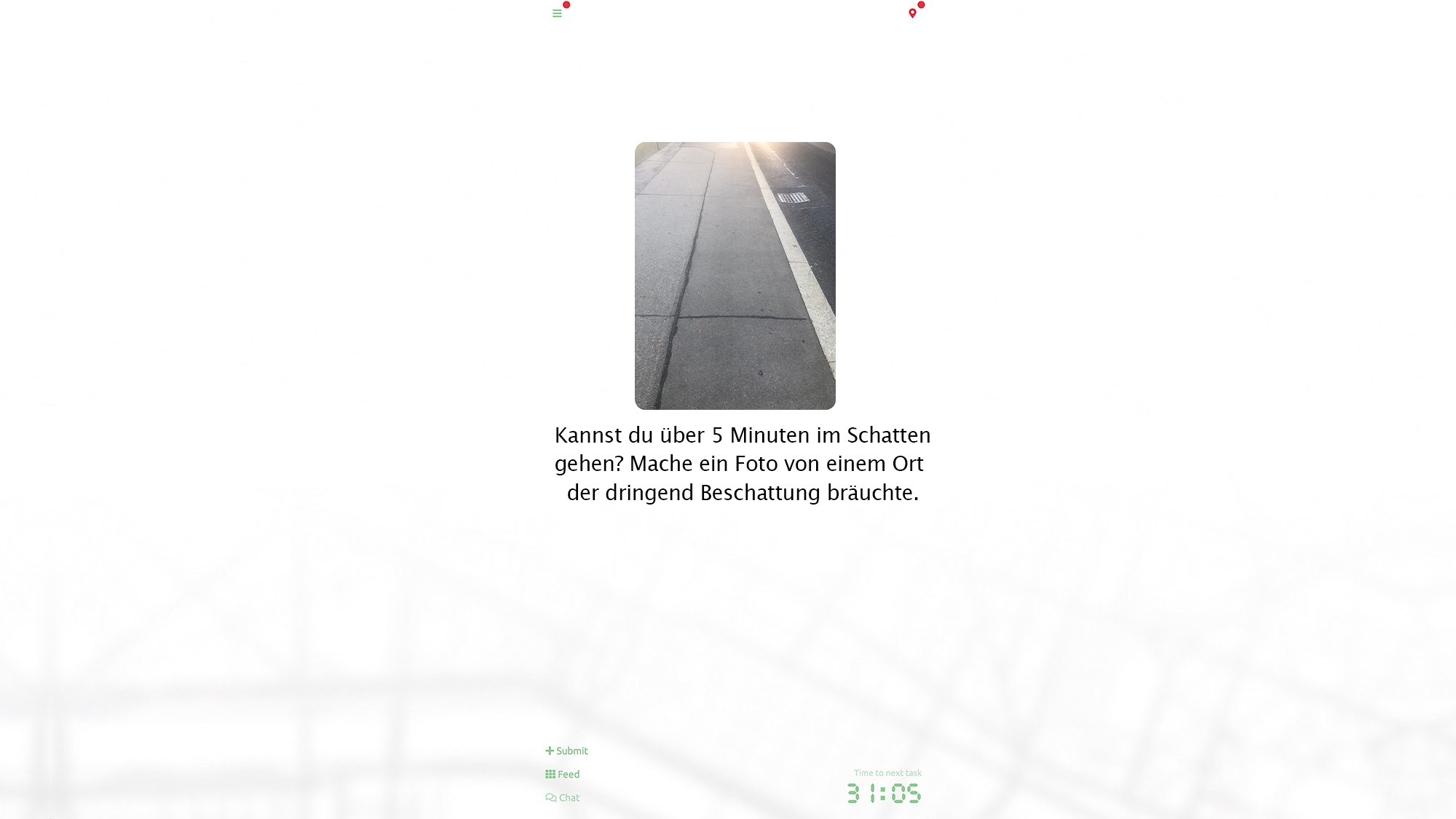 Er is ook een zogenaamde score te zien, een handelingsinstructie die wordt weergegeven door de app. Op een foto staat een zonnig trottoir, met scheuren in het asfalt. Onder de foto staat de volgende score: ‘Kun je langer dan 5 minuten in de schaduw lopen? Maak een foto van een plek die dringend schaduw nodig heeft.’