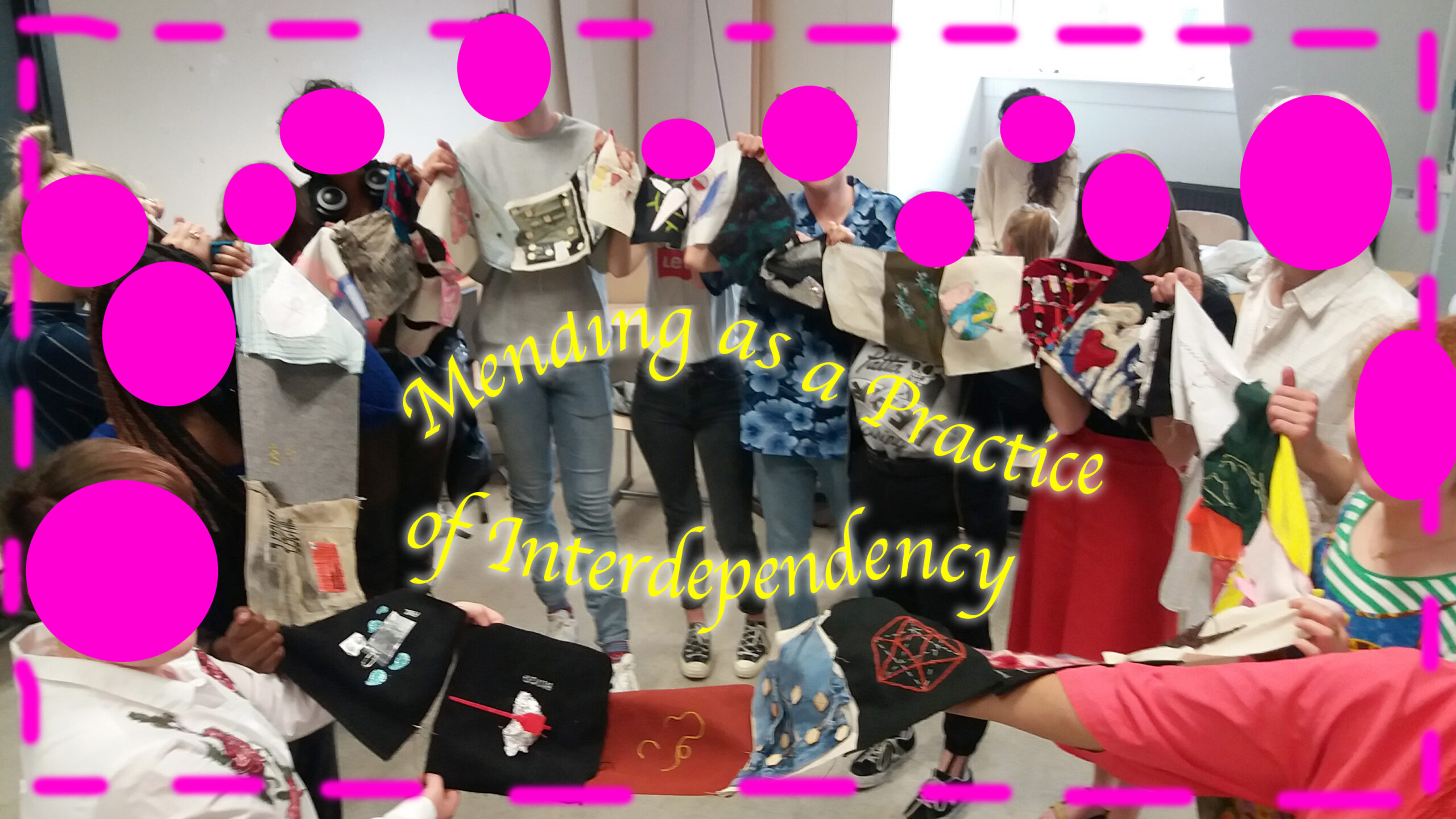 Een foto van studenten die in een cirkel staan met hun verstelwerk aan elkaar genaaid. De titel in het midden luidt ‘Mending as a Practice of Interdependency’ (Herstellen om de onderlinge afhankelijkheid te bevorderen) en is weergegeven in het lettertype Apple Chancery in geel. De afbeelding is omrand door een genaaide magenta strook en de gezichten van de studenten zijn geanonimiseerd met magenta cirkels.