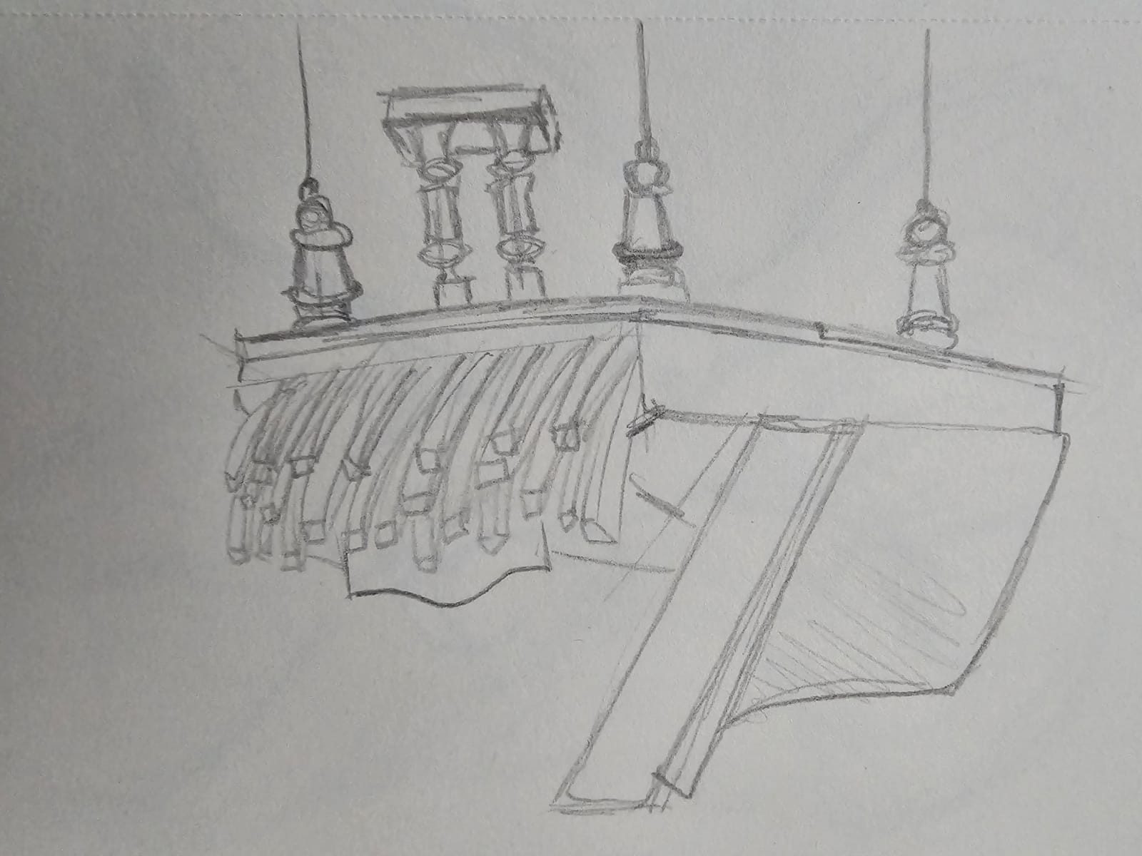 Auf dem Foto ist ein mit Bleistift gezeichneter Konzertflügel zu sehen, der verkehrt an der Decke eines Raumes hängt.