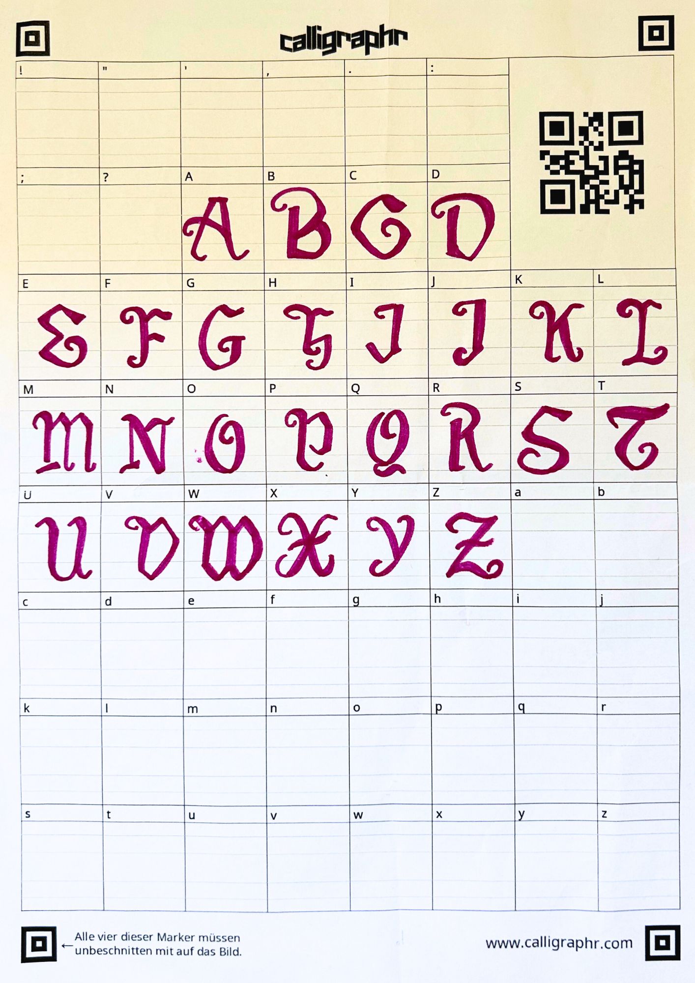 Auf dem Bild ist ein Grid sichtbar. Es handelt sich um das Tool Calligraphr, mit dem es möglich ist, manuell/analog selbst eine Schrift zu erstellen.